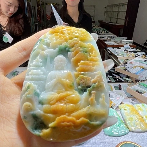 翡翠未镶嵌颈饰一个