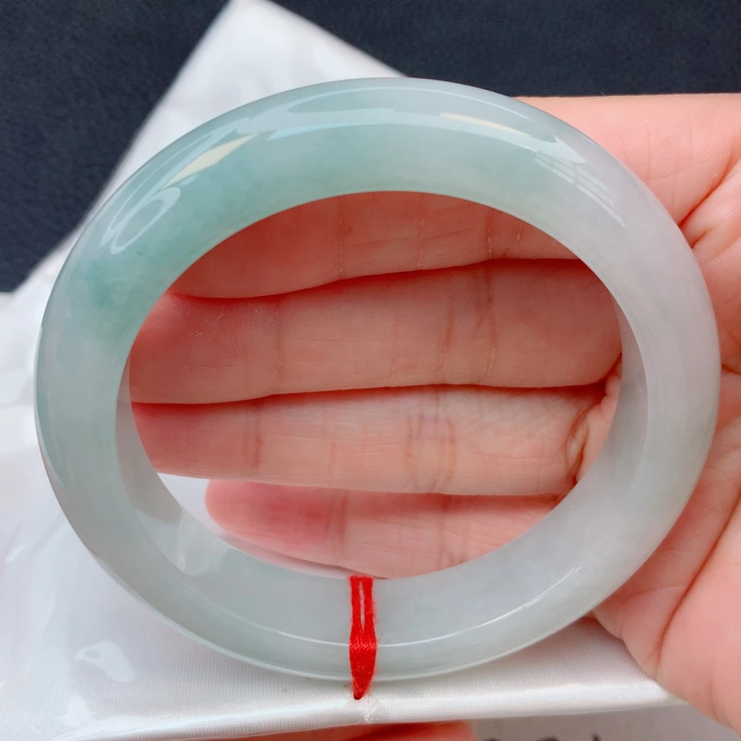 翡翠未镶嵌手镯57.3圈 白冰飘绿底细腻水润