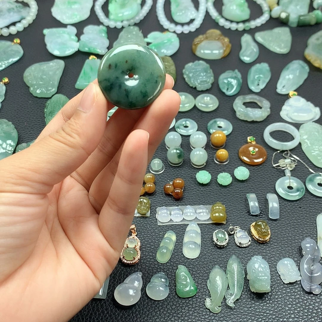 翡翠未镶嵌颈饰平安扣