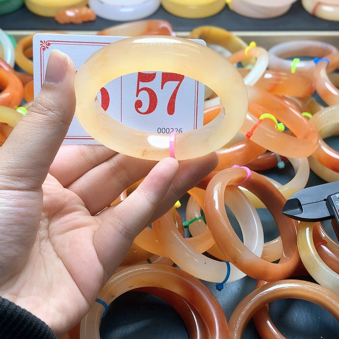 未镶嵌石英质玉（黄龙玉）手镯