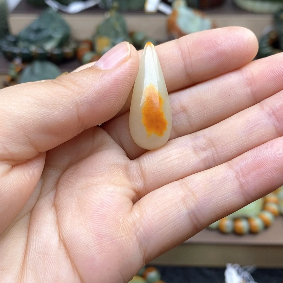 用***0颈饰未镶嵌透闪石质玉