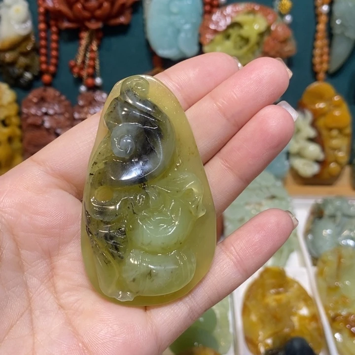 蛇纹石玉未镶嵌颈饰