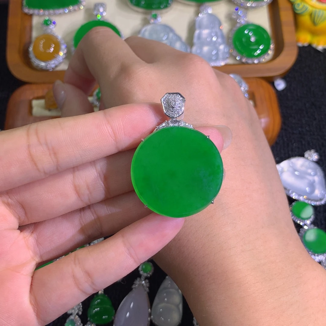 翡翠18K金镶嵌颈饰8888888