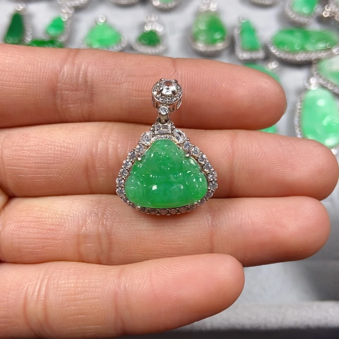 翡翠未镶嵌颈饰付****育佛公