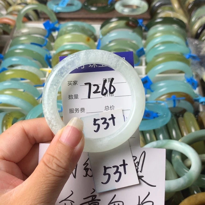 未镶嵌蛇纹石玉手镯姜**?7266