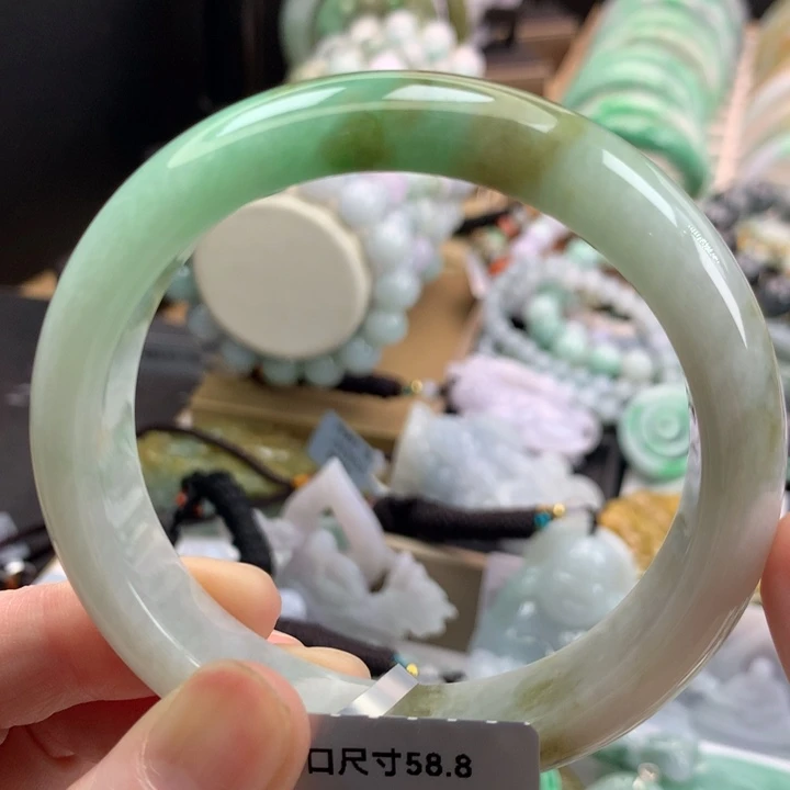 翡翠手镯未镶嵌吊坠