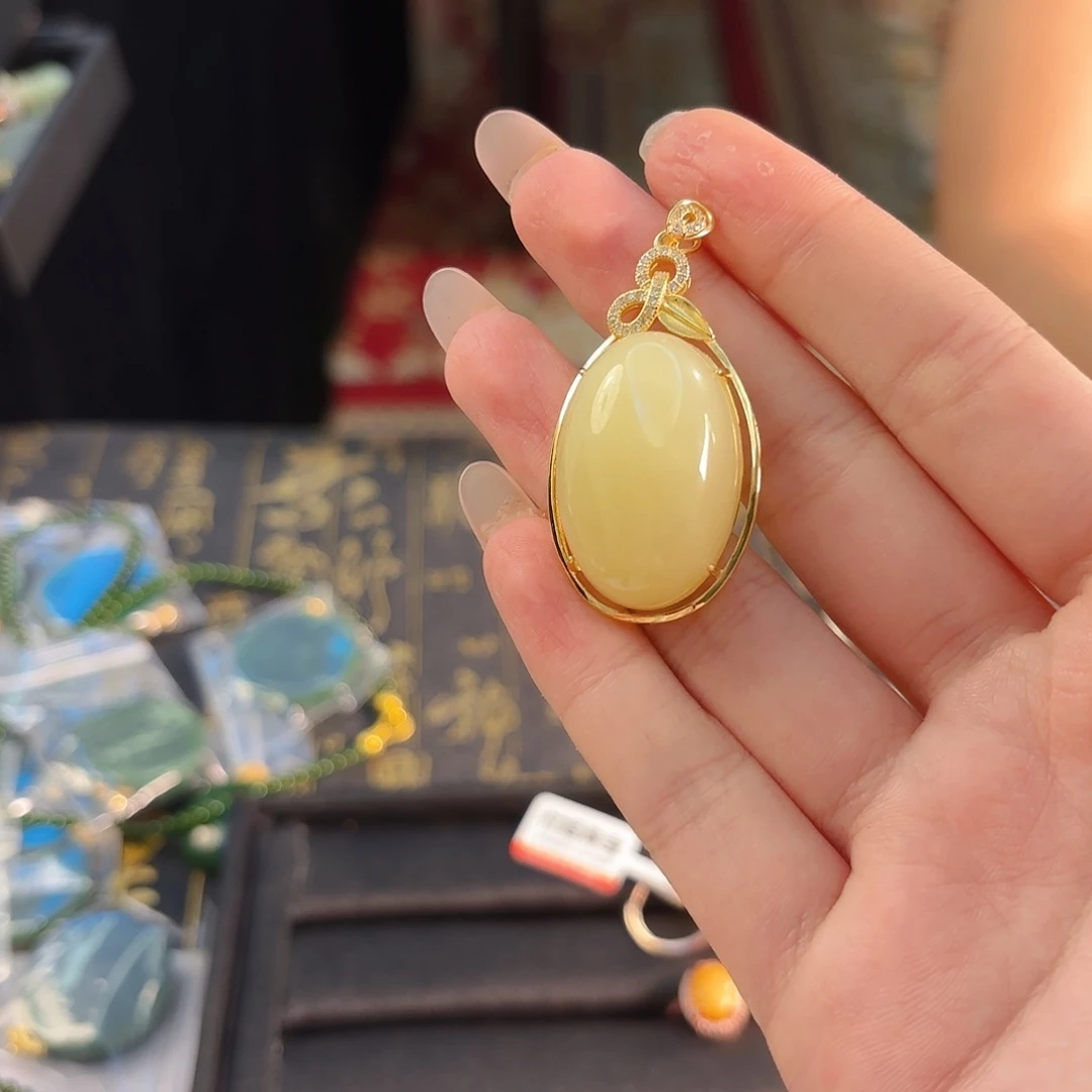 颈饰银S925镶嵌和田玉黄口鸽子蛋吊坠