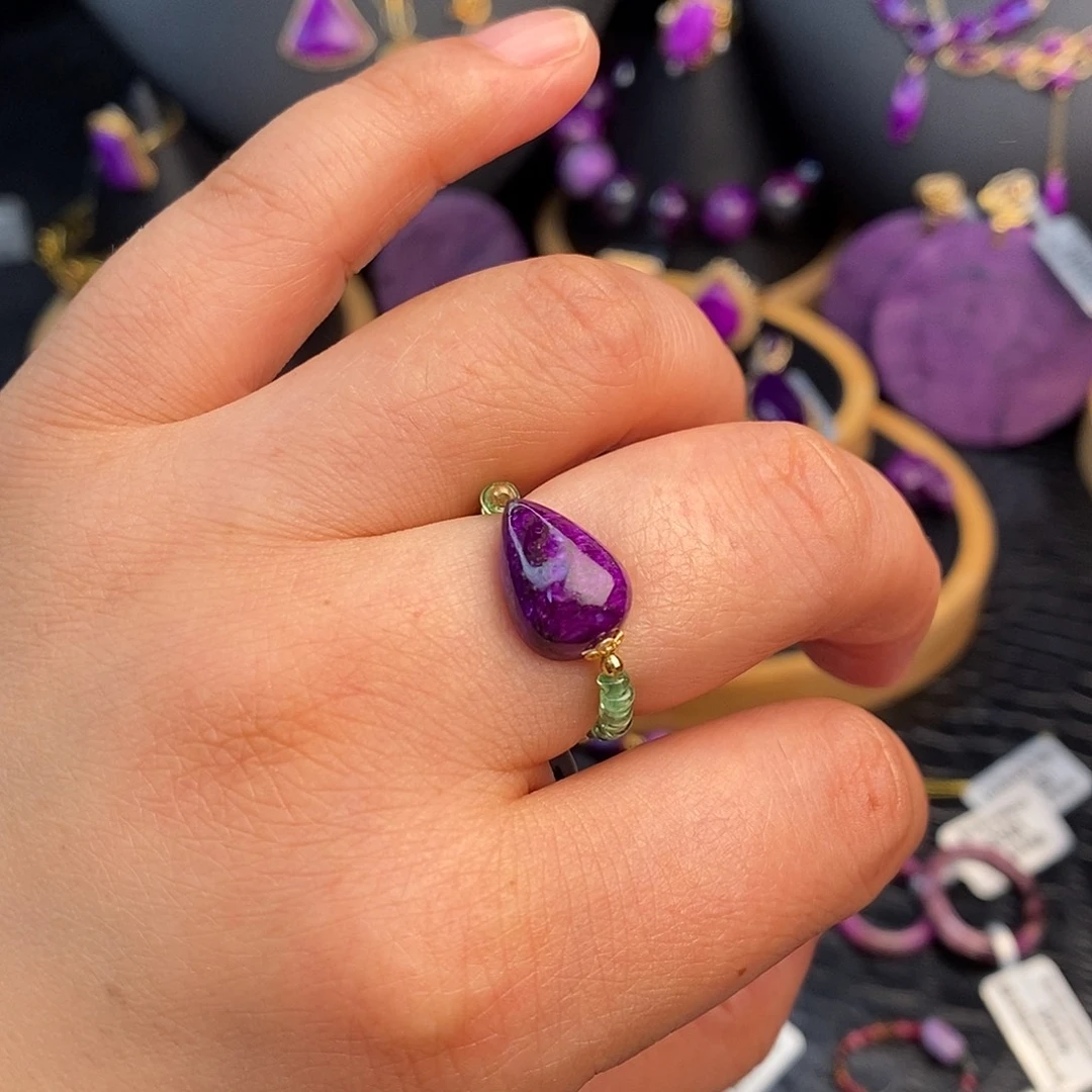 18K金镶嵌苏纪石（舒俱来）戒指