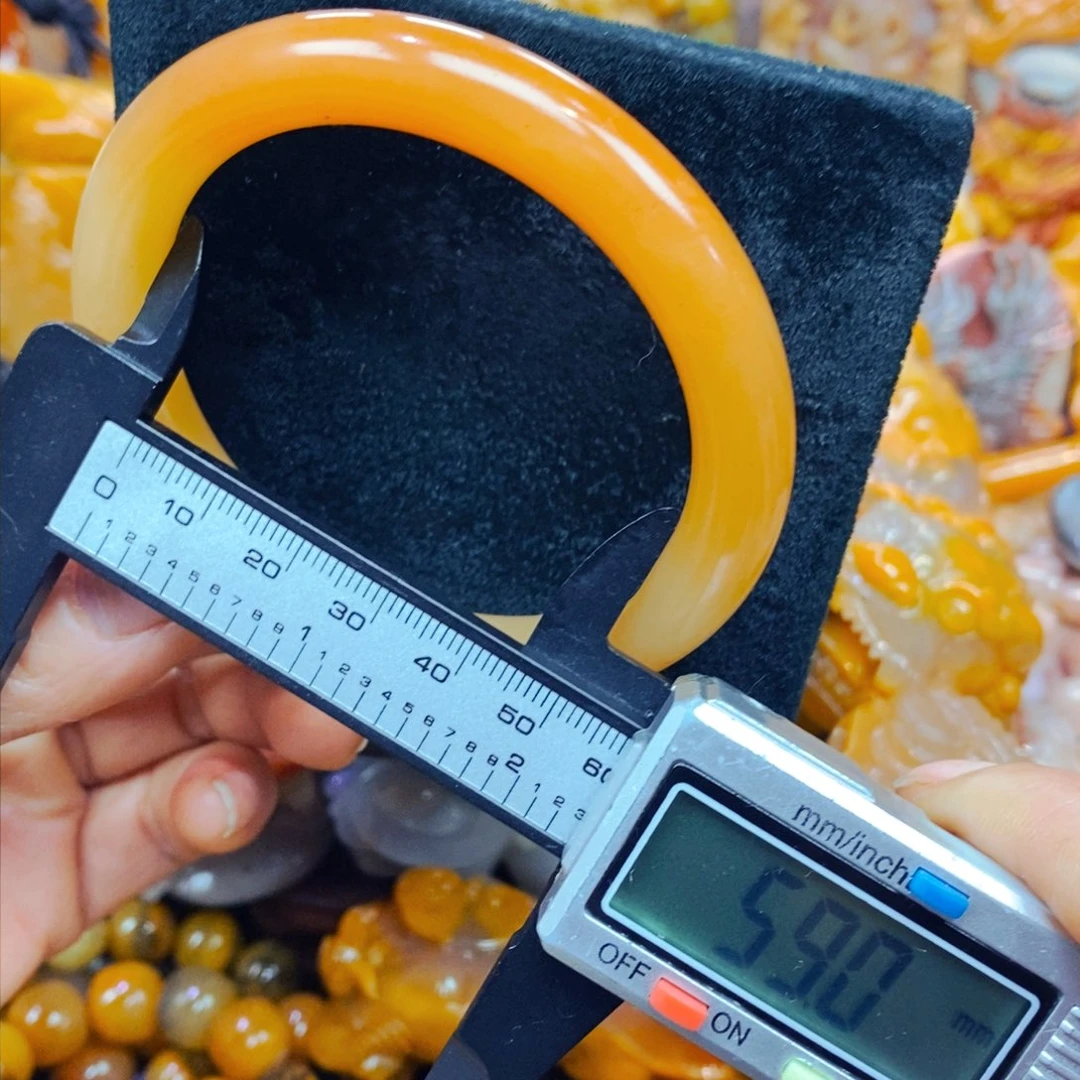 未镶嵌石英质玉（黄龙玉）颈饰