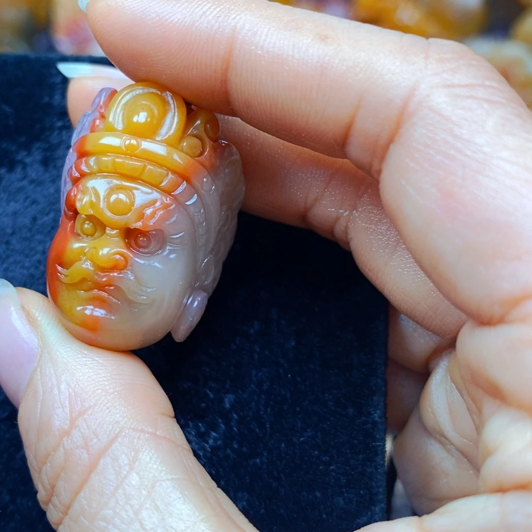 未镶嵌石英质玉（黄龙玉）颈饰