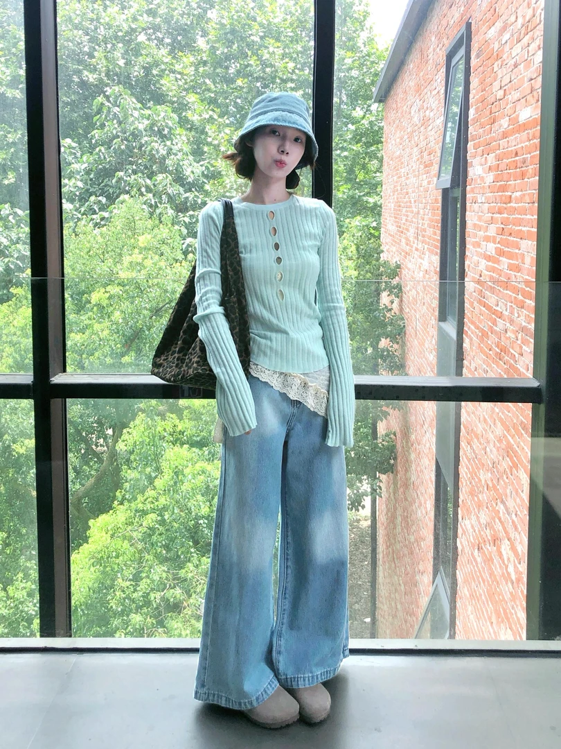 2025早秋新款韩系chic别致破洞镂空长袖针织衫百搭高腰牛仔裤套装