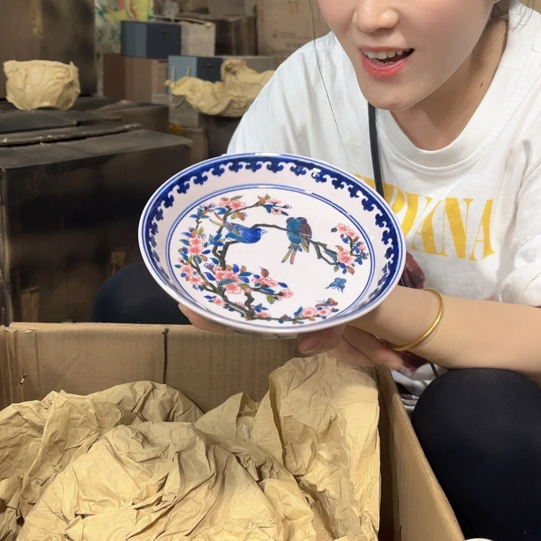摆件////景德镇陶瓷器。带支架。红。