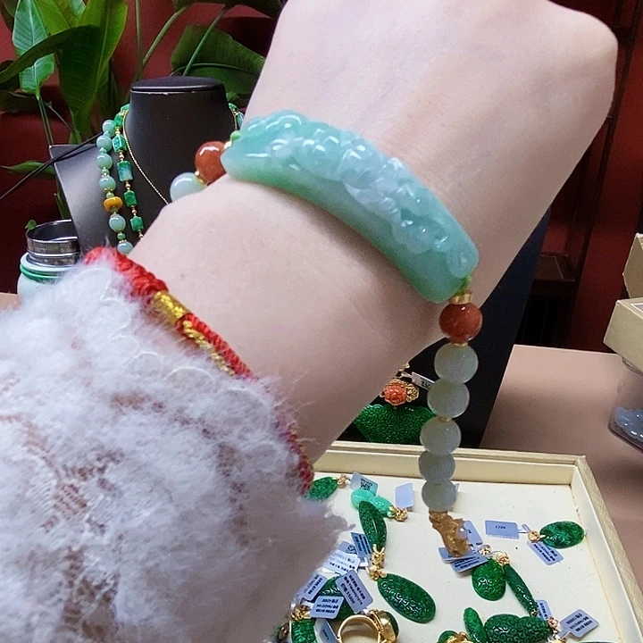 翡翠未镶嵌颈饰手牌