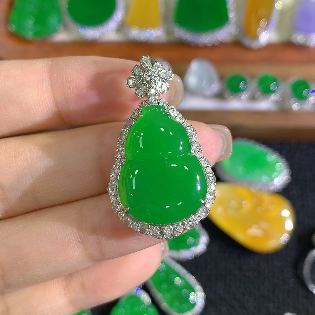 翡翠18K金镶嵌颈饰葫芦