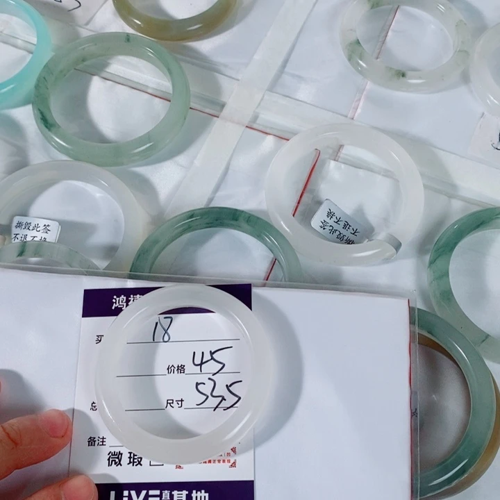 ╭***、石英质玉未镶嵌手镯18