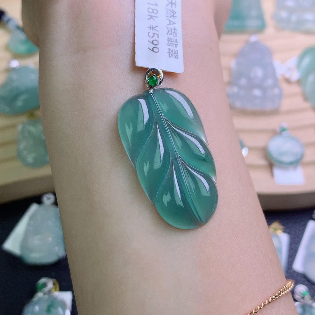 悦***之翡翠18K金镶嵌颈饰吊坠