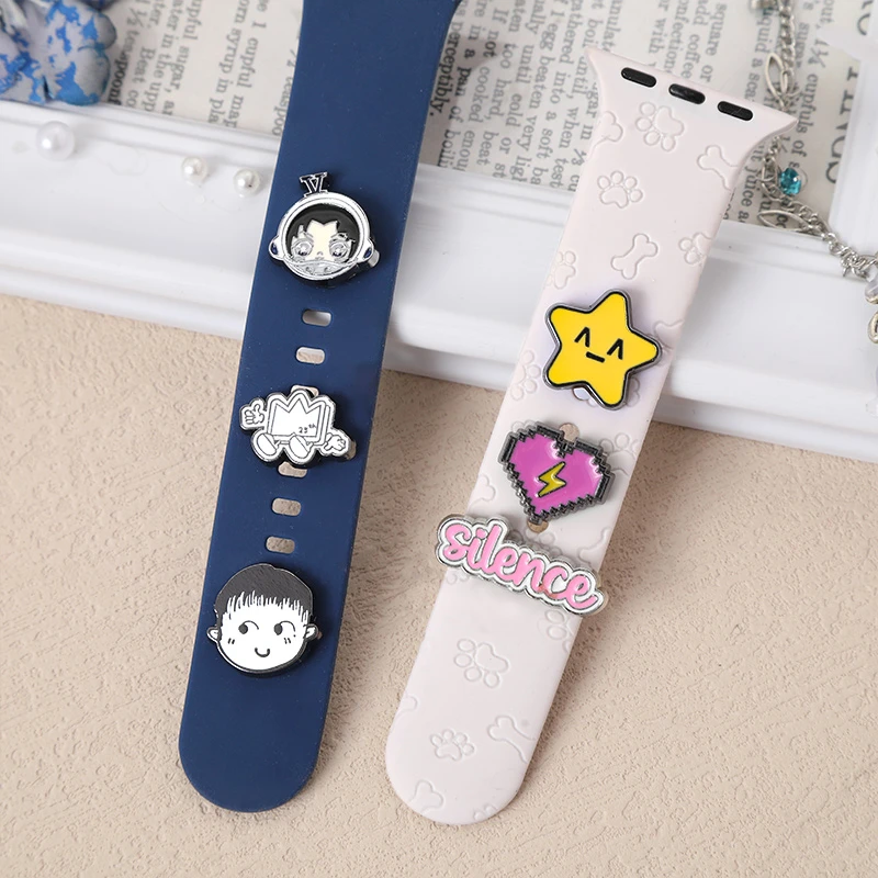 适用iwatch10/S9/SE表带兔兔胡萝卜蜡笔小新鲷鱼烧薯条表扣钉礼物