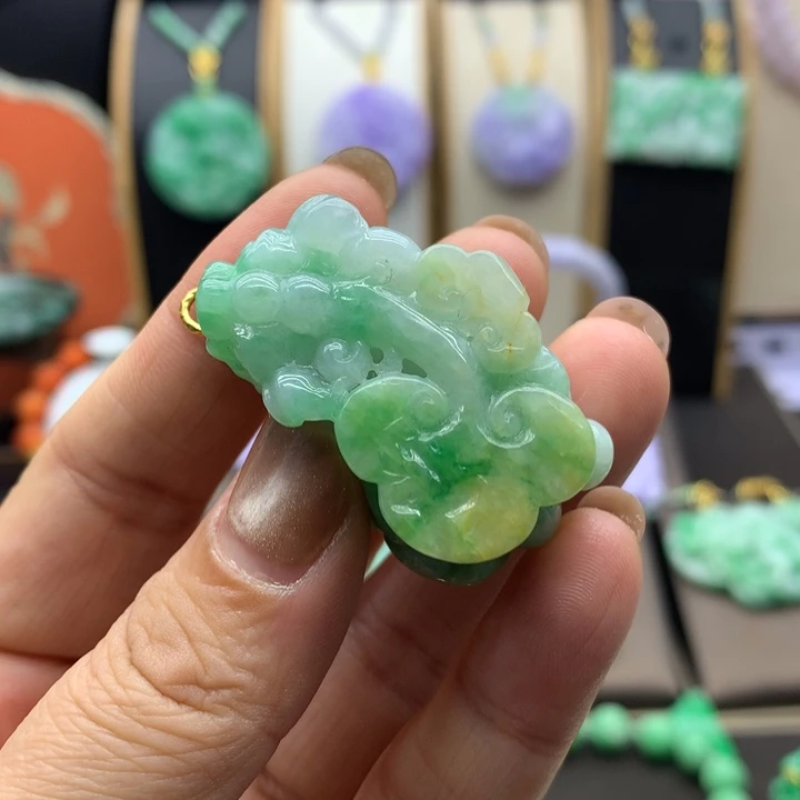 翡翠未镶嵌吊坠(赠链)