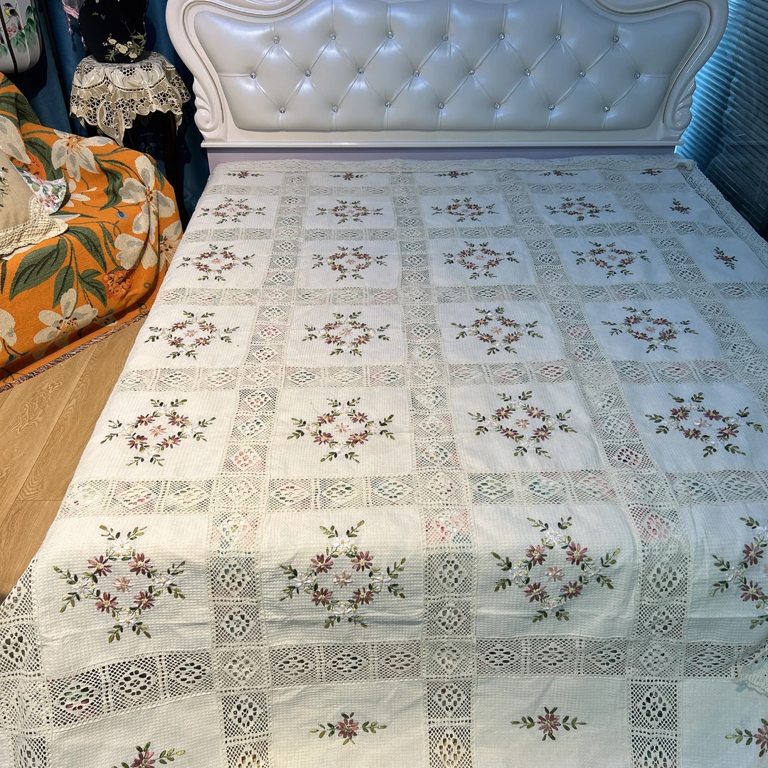 DY189-29棉质（220*260cm）米白色手工钩针丝带绣方格粉花床盖