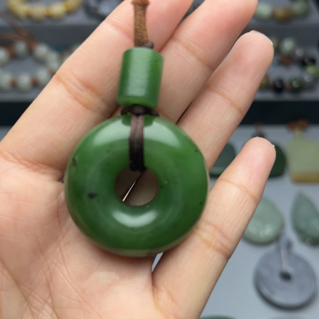 伍***邪和田玉未镶嵌颈饰