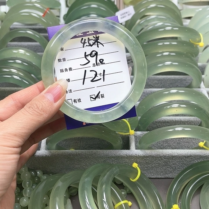 蛇纹石玉手镯未镶嵌筒****?