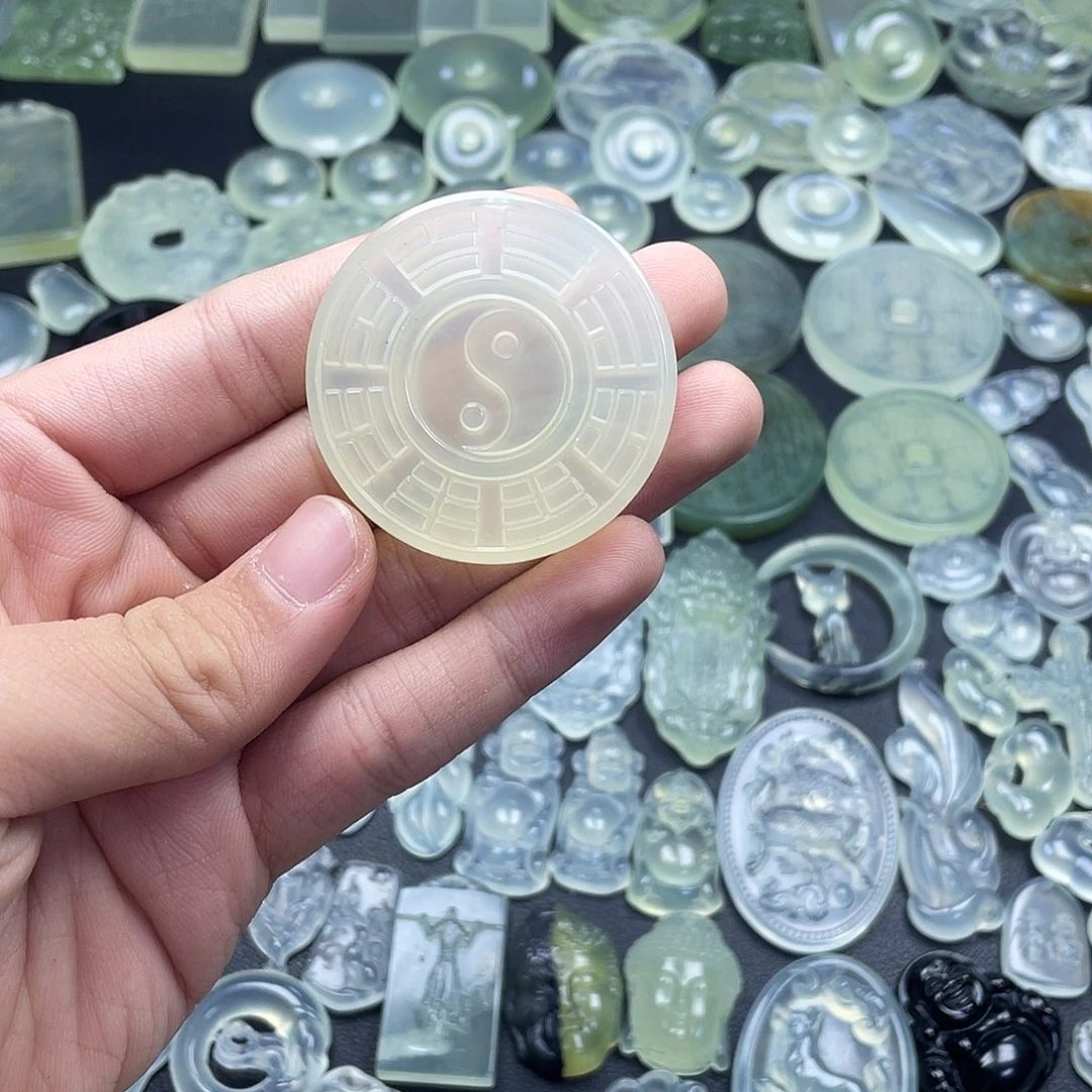 岫玉未镶嵌颈饰八卦