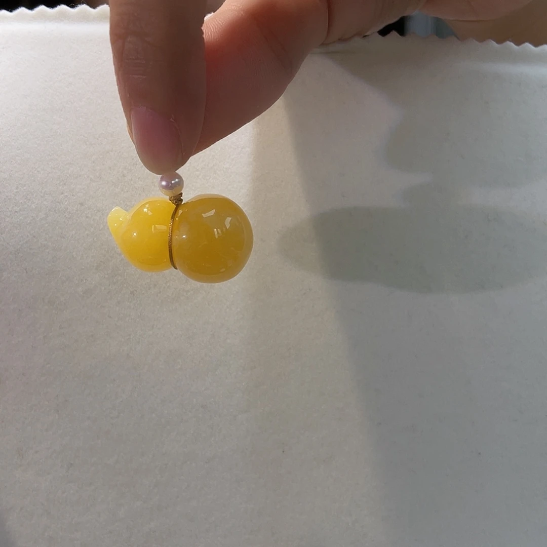 蜜蜡18K金镶嵌颈饰葫芦吊坠