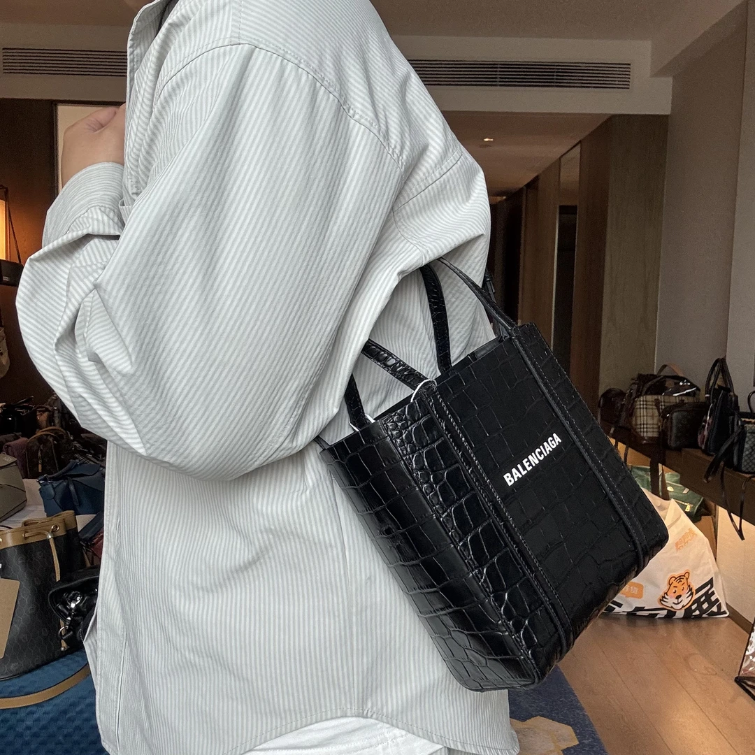 95新 Balenciaga/巴黎世家 【冰】琴谱斜挎包