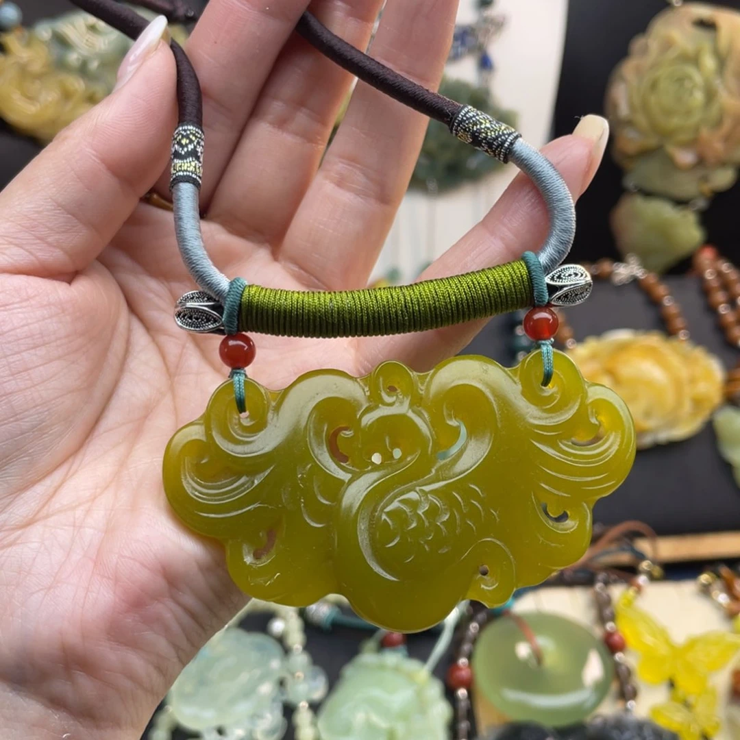 蛇纹石玉颈饰未镶嵌
