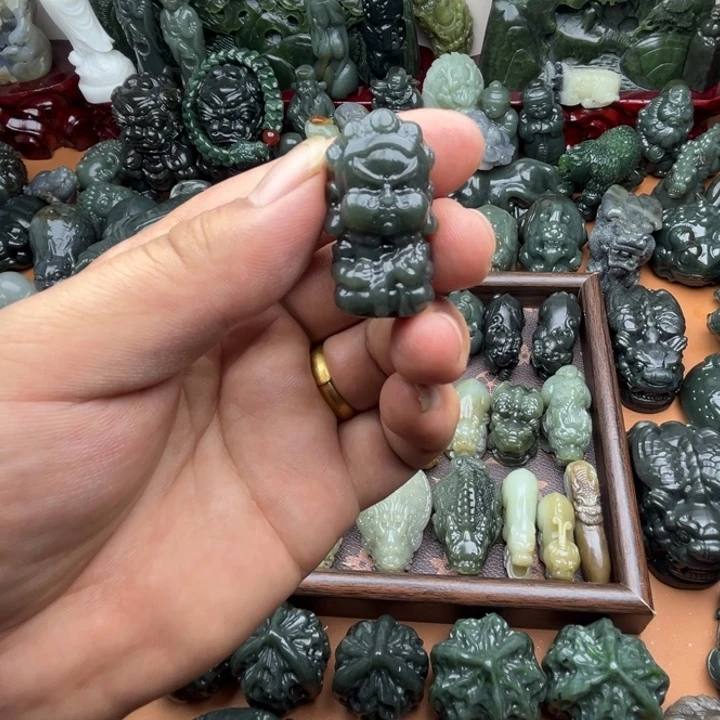 和田玉未镶嵌把件