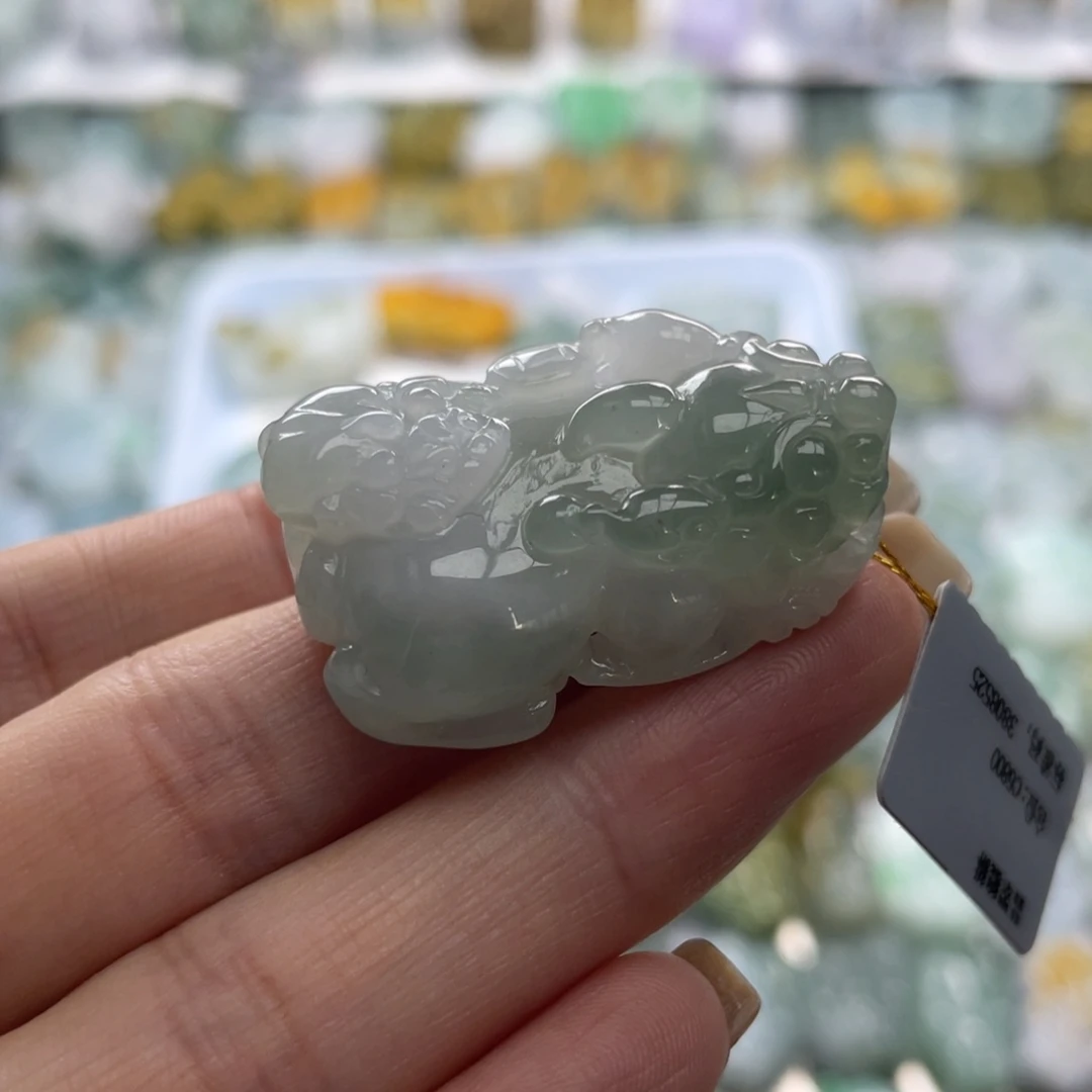 翡翠未镶嵌颈饰貔貅