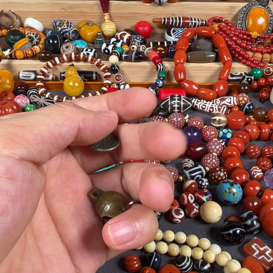 橄榄核吊坠郑*手持啊件