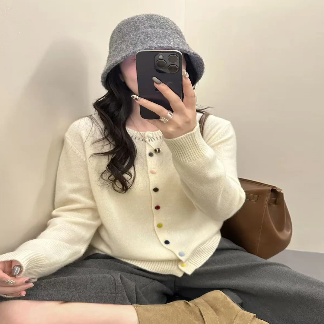 时尚圆领彩扣纯色针织开衫女2025秋季新款宽松百搭软糯上衣