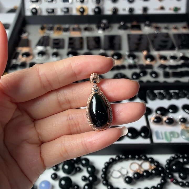 抖***抖翡翠18K金镶嵌颈饰