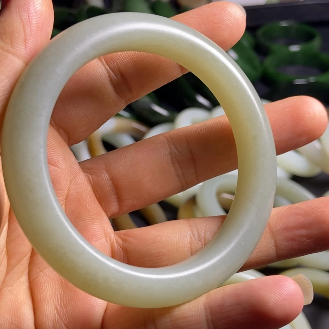 和田玉未镶嵌手镯