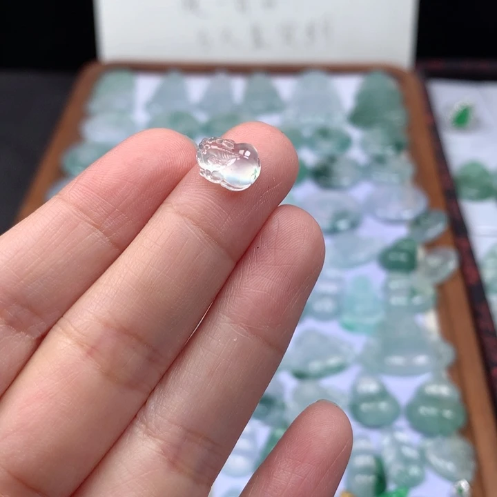 颈饰未镶嵌翡翠高冰飘花貔貅