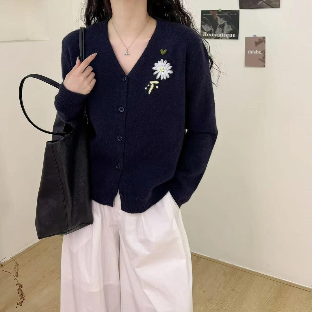 毛针织衫撞色春季V领绣花女时尚针织刺绣秋季字母