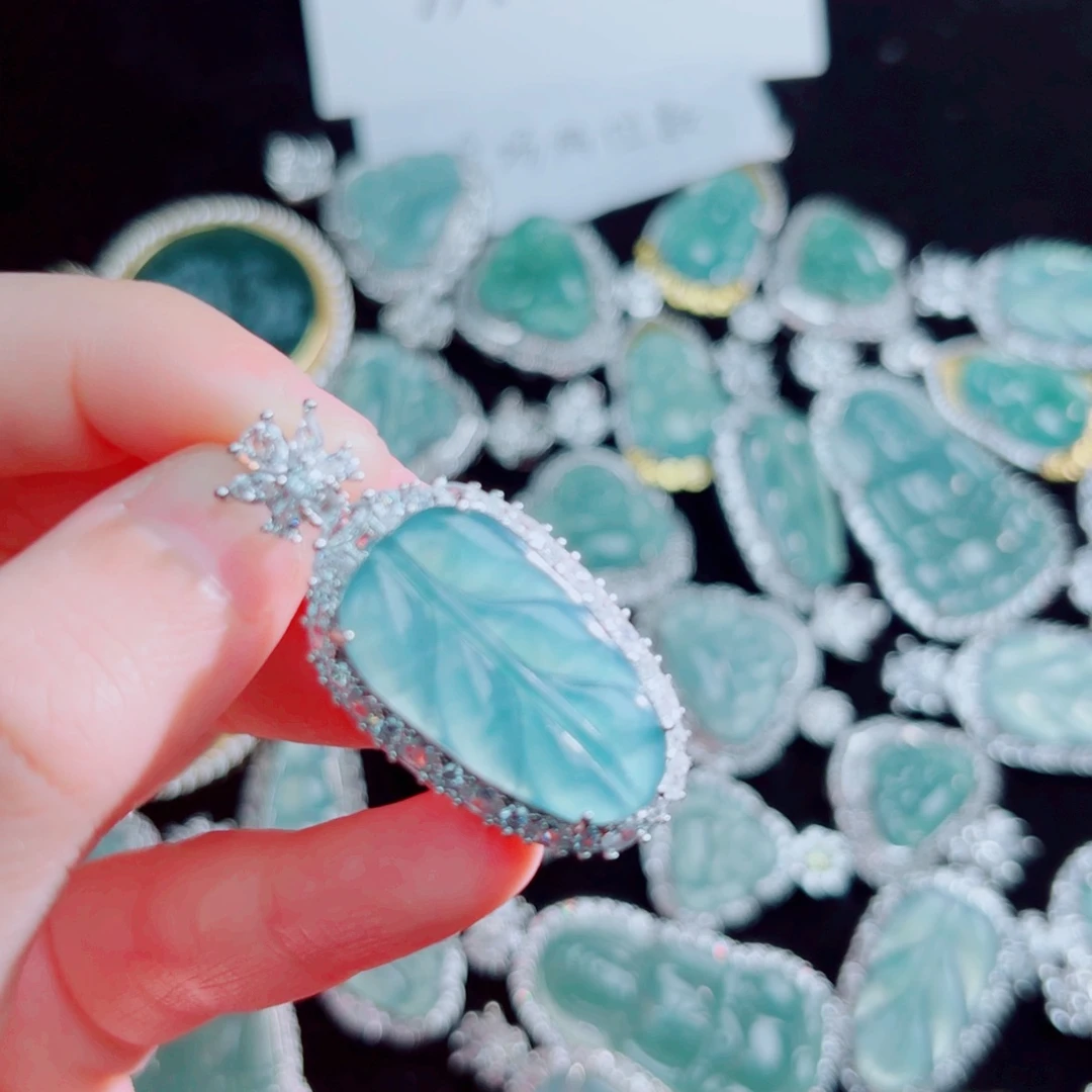 翡翠颈饰未镶嵌叶子