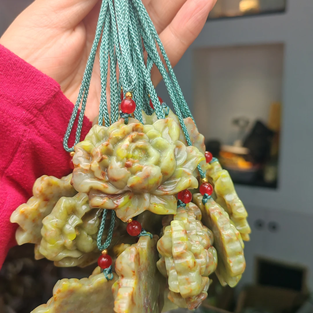 天然岫玉精美三色花玉牡丹花【单绳】