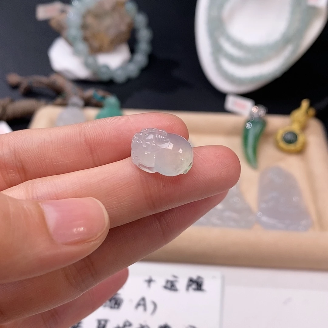 翡翠颈饰未镶嵌蛋面