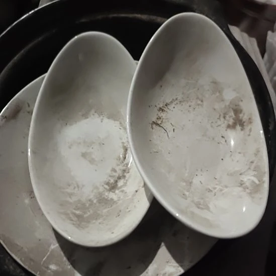 瓷发两个元宝盘子，……