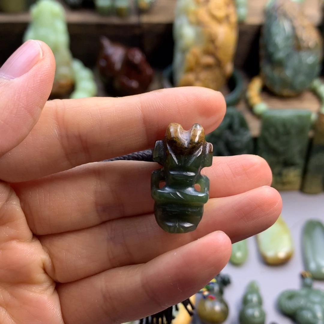 熊***士岫岩河磨玉（透闪石质玉）未镶嵌珠宝奇石