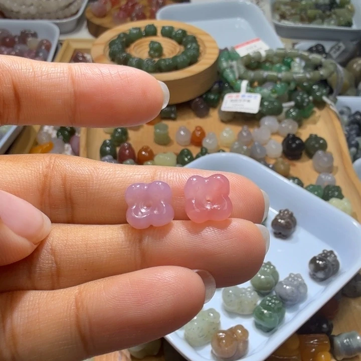 纳***尼和田玉未镶嵌珠宝半成品