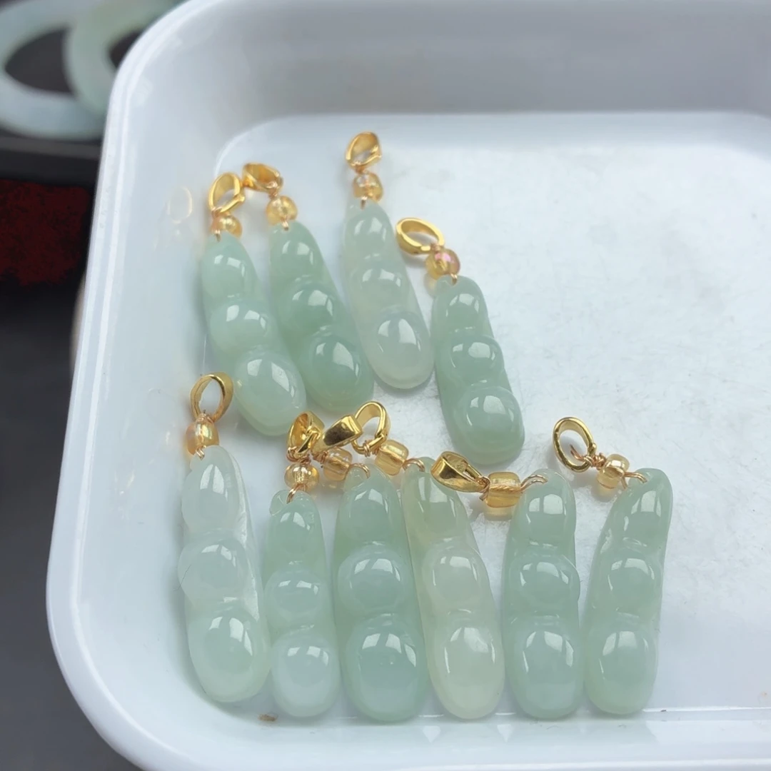 翡翠未镶嵌颈饰福豆