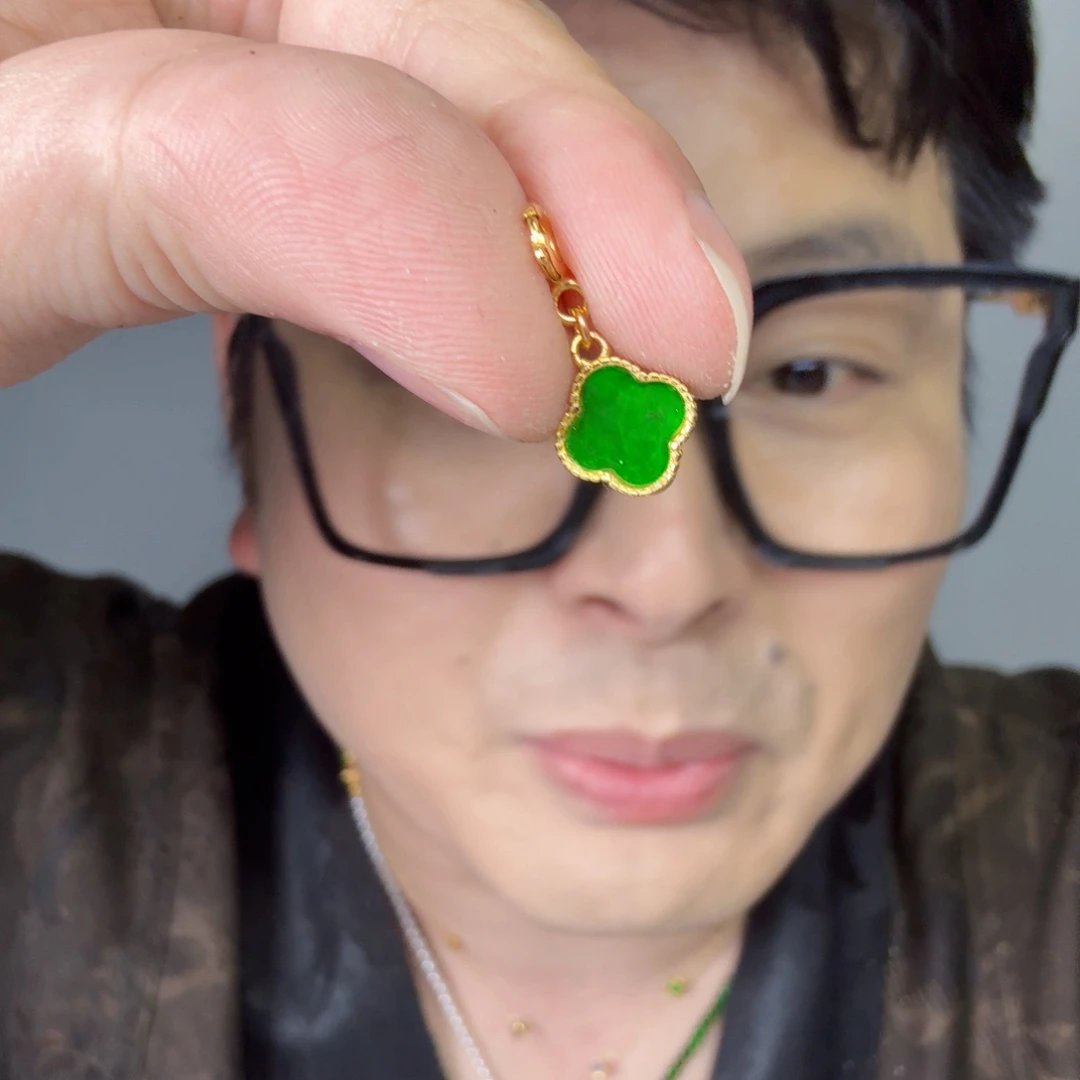 翡翠未镶嵌颈饰一件