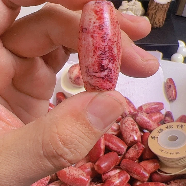 比***民养殖鹿头骨制作天珠工艺