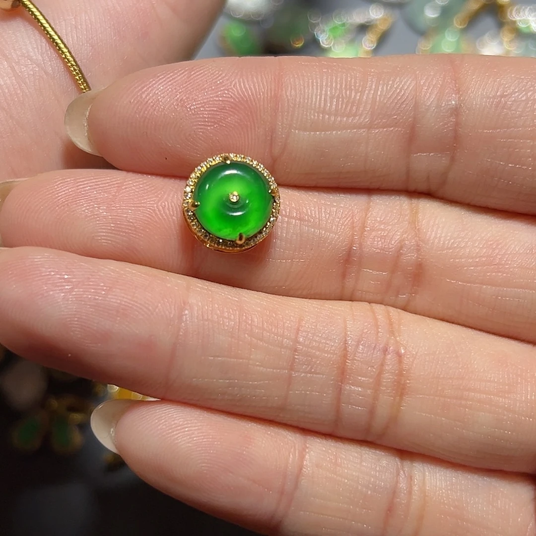 莉***莉翡翠18K金镶嵌颈饰