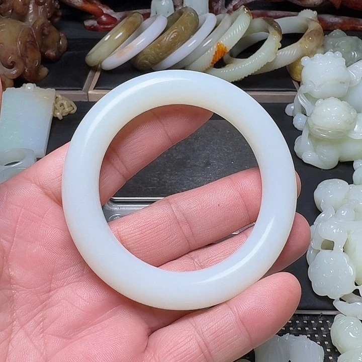风***灯和田玉未镶嵌手镯