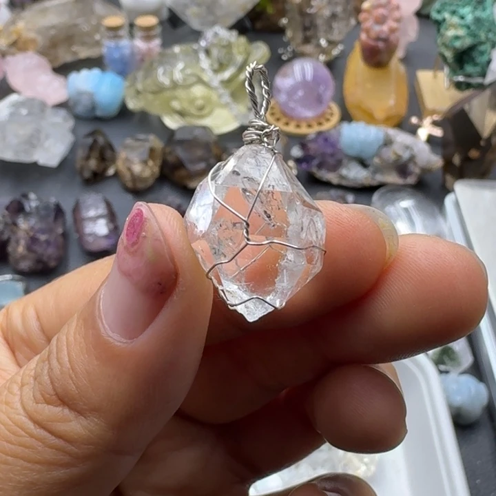 石材流沙吊坠。闪灵的