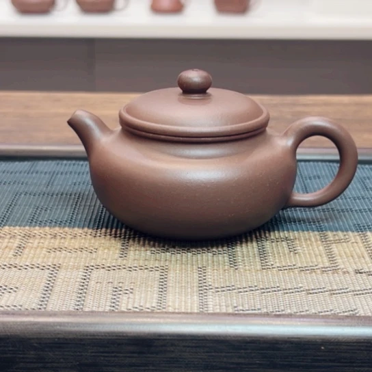 茶壶紫砂黄龙山原矿底槽清半手工（140 cc）